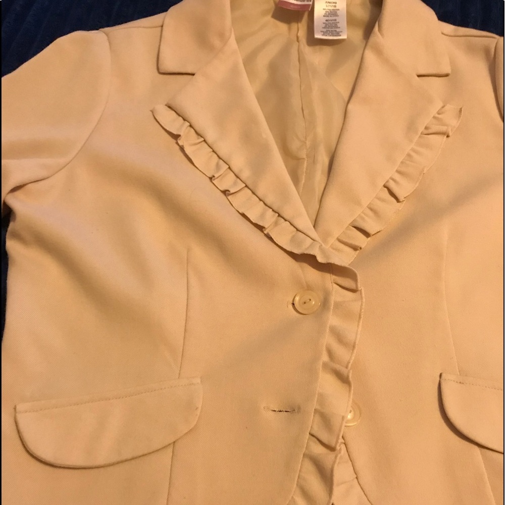 Short jacket with ruffles on sleeves